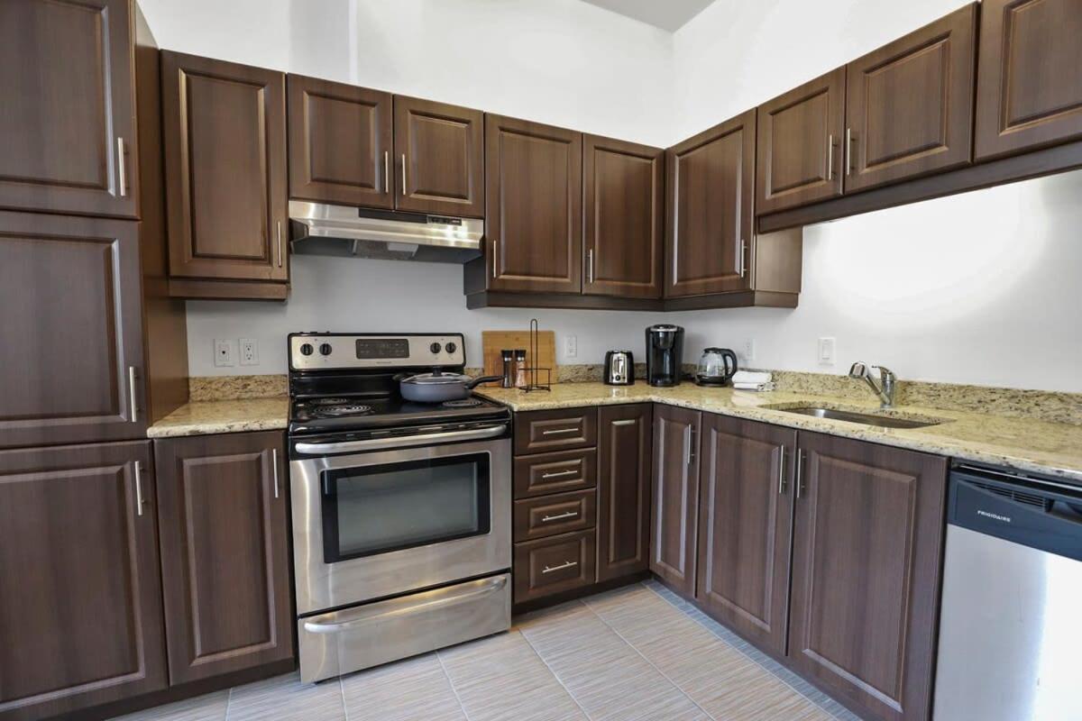 M11 The Star Wars Suite 3Br Downtown Монреаль Экстерьер фото